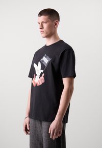Puma PUMA X MÁS TIEMPO TWENTY FOUR GRAPHIC TEE - Potiskana majica - black
