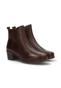 Botas de tobillo de cuero marrón con textura suave, tacón cuadrado, paneles laterales elásticos y diseño de punta redonda para un uso fácil.