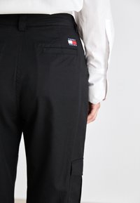 Tommy Jeans MR PANT - Oldalzsebes nadrágok - black