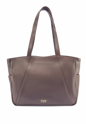 Brązowa skórzana torba typu tote z dwoma długimi uchwytami, bocznymi kieszeniami oraz małym złotym logo marki na przednim, dolnym środku.