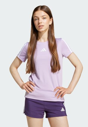 Lichtpaarse sportshirt met witte accenten en een logo op de borst, gecombineerd met donkerpaarse shorts. Glad oppervlak, korte mouwen.