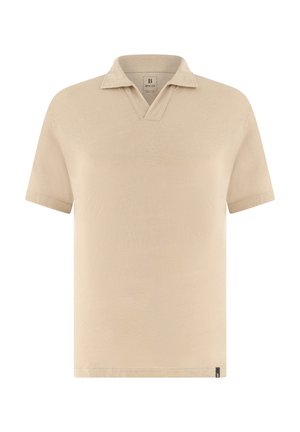 Polo beige à manches courtes avec un col large et une petite étiquette de marque à l'ourlet, présenté sur un fond blanc.