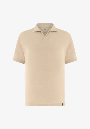 Polo beige à manches courtes avec un col large et une petite étiquette de marque à l'ourlet, présenté sur un fond blanc.