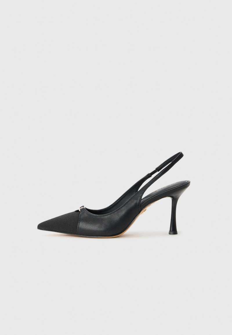 Mustad musta värvi slingback kontsadesid terava varbaga, valmistatud kangaste ja naha segust, millel on kullatud aksent detail avause lähedal.