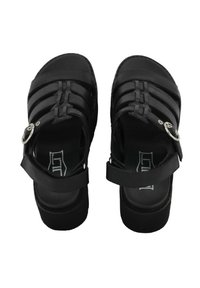 Sandali neri con più cinturini orizzontali, materiale in gomma, cinturino alla caviglia regolabile e dettaglio con fibbia metallica circolare.