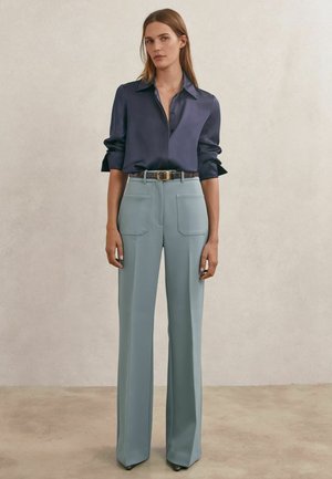 - Spodnie materiałowe