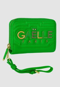 Portafoglio in pelle verde con design cucito. Presenta lettering dorato e metallico "GAËLLE PARIS" e una tracolla rimovibile. Chiusura con cerniera.