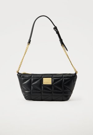 Μαύρο καπιτονέ δερμάτινο τσάντα ώμου με χρυσή αλυσίδα και ιμάντα με αγκράφα, και μια χρυσή πλακέτα με λογότυπο στο κέντρο μπροστά.