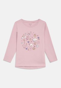 Roosa pika varrukaga T-särk, millel on mitmevärviline joonistatud muster, mis kujutab esemeid nagu liblikad, kroonid ja üks sarvik, trükitud pehmele kangale.