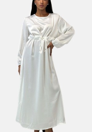 Hvid satin kjole med lange ærmer, rund halsudskæring og snøre i taljen. Gulvlængde med en glat, blank tekstur.