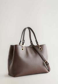 Braune Leder-Tote mit strukturierten Oberfläche, goldfarbener Hardware, doppelten Griffen und einem verstellbaren Schultergurt.