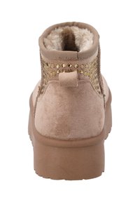 Beżowe botki za kostkę z miękkim futerkiem wewnątrz, ozdobione złotymi ćwiekami po bokach oraz wytrzymałą gumową podeszwą.