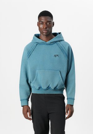 Hoodie en coton bleu avec une poche kangourou, ourlet brut et surpiqûres contrastantes ; dispose d'une capuche avec cordons et d'un logo sur la poitrine gauche.