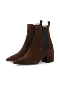 Braune Wildleder-Stiefeletten mit spitzem Fuß, Blockabsatz und schwarzen elastischen Seitenpaneelen; verfügen über Zugschlaufen an der Rückseite für ein einfaches An- und Ausziehen.