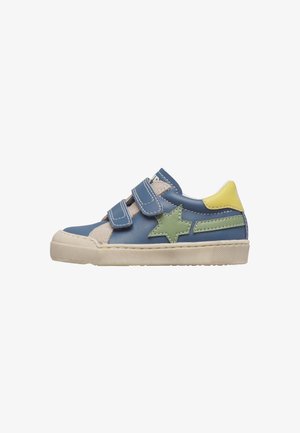 Scarpetta da bambino blu con stella verde, linguetta sul tallone gialla, suola beige e due cinturini in velcro.