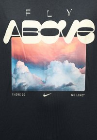 Μαύρο βαμβακερό T-shirt με κεντρικό γραφικό σύ ννεφων πάνω σε ουρανό με ροζ και μπλε διαβάθμιση, καλυμμένο με λευκό κείμενο και λογότυπο της Nike.