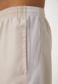 Nike Performance ACADEMY 23 - Pantalón corto de deporte - light orewood brown/white/black