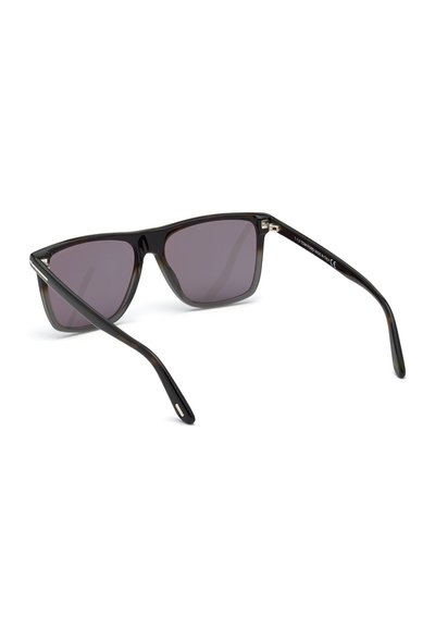 Occhiali da sole neri in acetato con lenti grigie sfumate, montatura rettangolare e stanghette sottili che presentano una leggera variazione di colore e rifiniture in metallo.