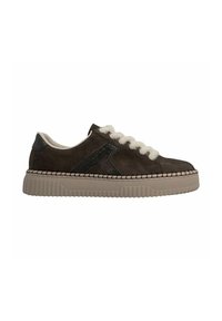 Baskets en daim marron avec une semelle épaisse beige, des lacets blancs duveteux et des détails en cuir noir sur le côté et le col du talon.