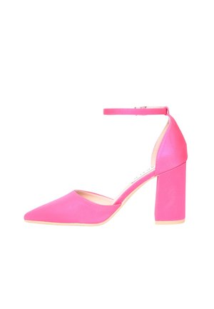 Scarpa da donna tacco alto di colore rosa acceso con punta appuntita, tacco spesso a blocco e cinturino alla caviglia con fibbia su sfondo bianco.