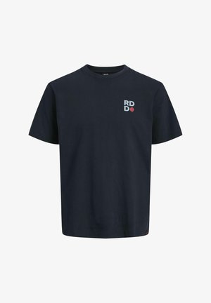 Camiseta de algodón azul marino de manga corta, con escote redondo, que presenta "RD" en azul claro y un diseño de punto rojo en el pecho.