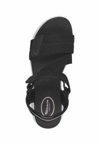 Sandalia negra con correas de tela y plantilla texturizada. Presenta una suela blanca y el logo de la marca en la plantilla. Diseño ligero y casual.