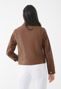 Brun läderjacka med en figursydd design, synliga sömmar och en klassisk krage. Texturen är slät, och den har detaljer med knappknäppningar.