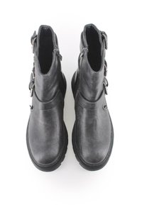 Botas de tobillo de cuero negro con un acabado suave, cremallera frontal y detalles de hebilla decorativos en los laterales. Suela de goma plana para mayor tracción.