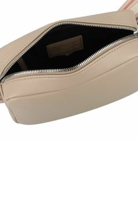 Borsa in pelle beige di forma rettangolare, con una zip argentata e un interno nero. Include un'etichetta di marca color cammello all'interno.