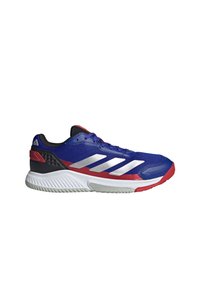 Chaussure de sport en bleu, rouge et argent. Dispose d'une tige en maille, de trois bandes métalliques et d'une semelle en caoutchouc texturé avec des rainures pour une meilleure traction.