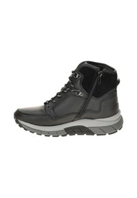 Zwarte mid-cut laars gemaakt van leer en suede, met een rits en vetersluiting, voorzien van een grijze rubberen zool en een gestructureerd profiel.
