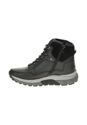 Schwarzer halblanger Stiefel aus Leder und Wildleder, mit einem Reißverschluss und Schnürverschluss, grauer Gummisohle und strukturiertem Profil.
