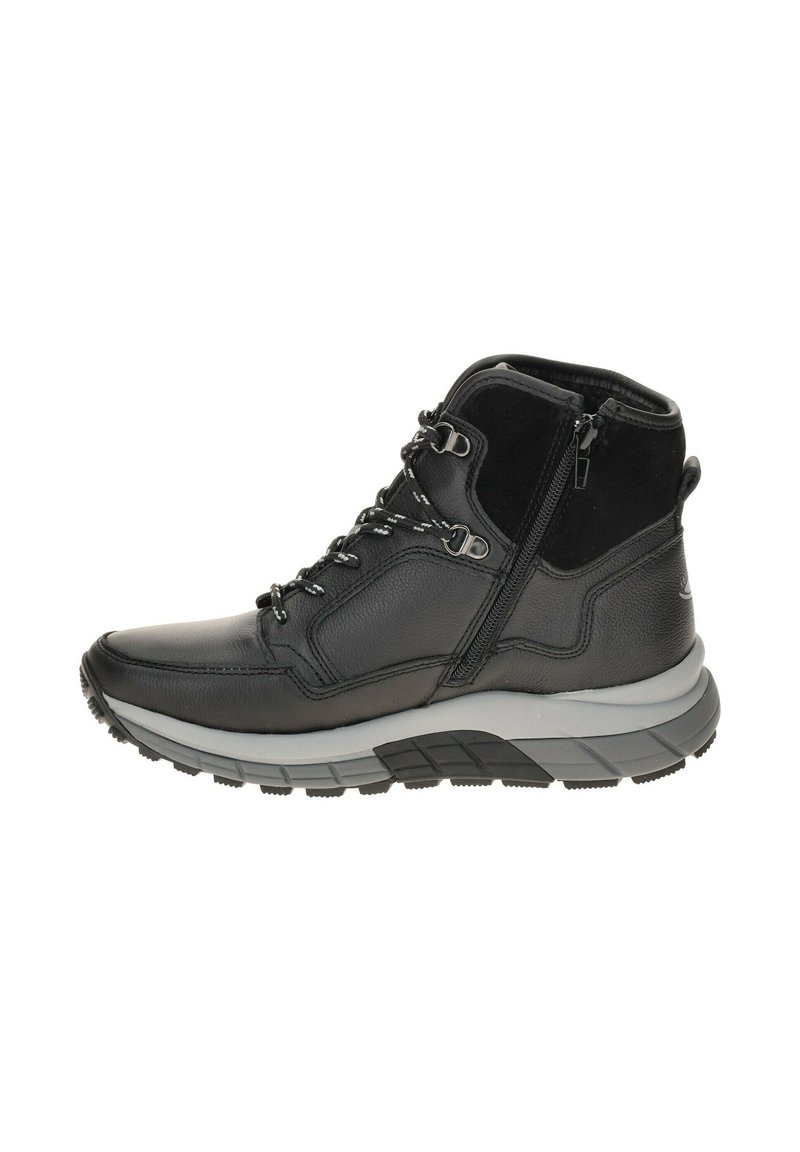 Zwarte mid-cut laars gemaakt van leer en suede, met een rits en vetersluiting, voorzien van een grijze rubberen zool en een gestructureerd profiel.