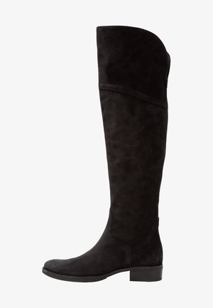 Bottes noires au-dessus du genou en suède doux. Elles ont un bout arrondi, un petit talon empilé et une finition lisse sans matériel visible.