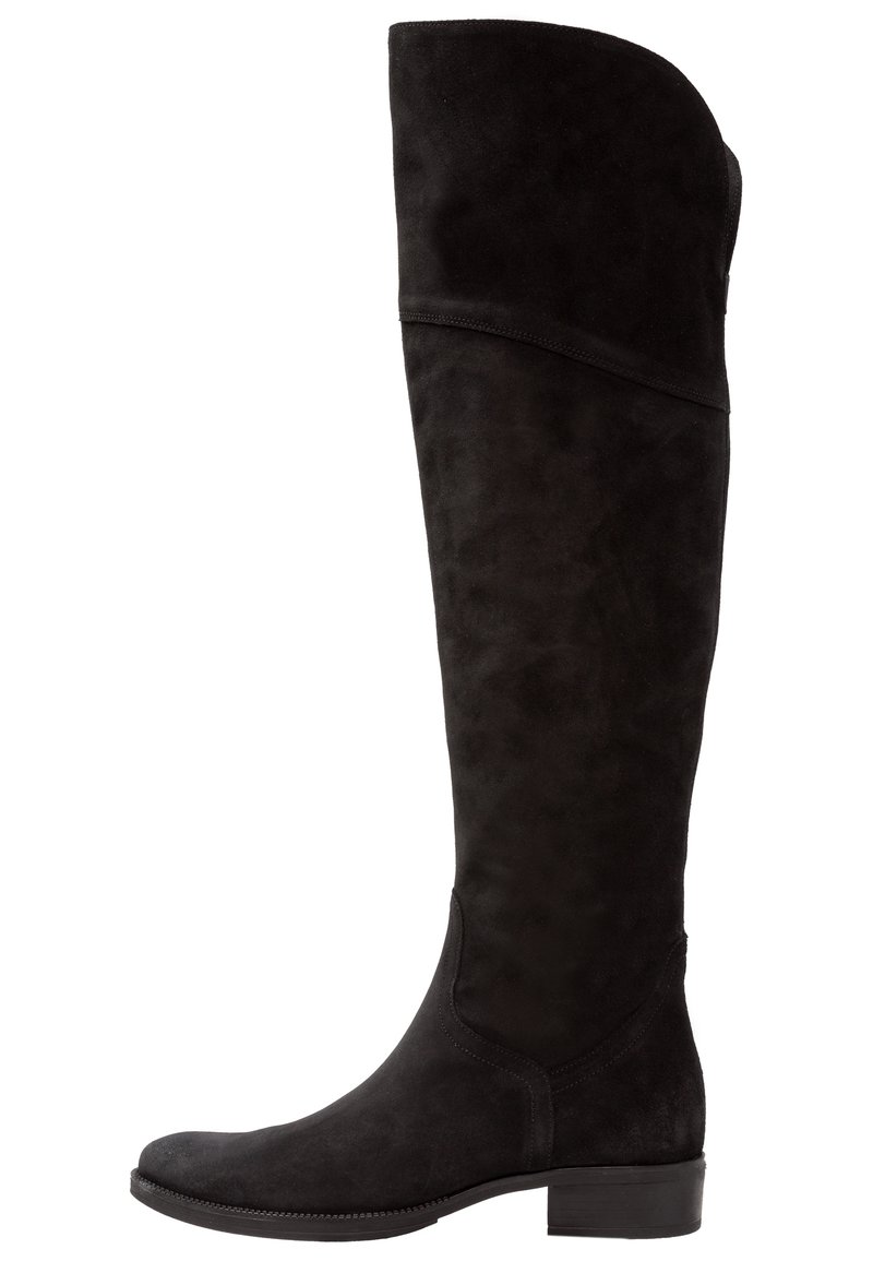 Botas negras por encima de la rodilla hechas de suave ante. Tienen una punta redonda, un tacón bajo y apilado, y un acabado liso sin hardware visible.