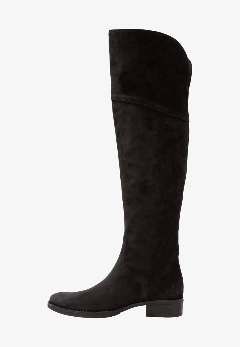 Botas negras por encima de la rodilla hechas de suave ante. Tienen una punta redonda, un tacón bajo y apilado, y un acabado liso sin hardware visible.