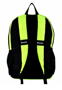 Fekete és neon sárga hátizsák, téglalap alakú, texturált anyagból készült, logó díszítésekkel és hálós oldalsó zsebekkel a tároláshoz.