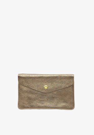 Pochette en bronze métallique de style enveloppe avec une surface texturée et une fermeture à bouton-pression doré unique centrée sur le rabat avant.