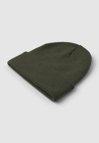 Cappello beanie lavorato a maglia di colore verde oliva, con orlo ripiegato, caratterizzato da una texture liscia e da dettagli di cucitura sottili, posato piatto su uno sfondo chiaro.
