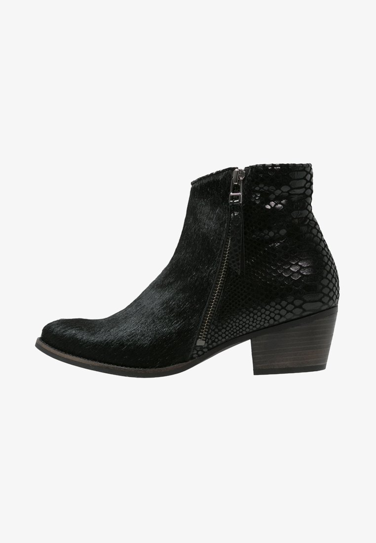Bottine noire en cuir lisse et cuir de serpent texturé, avec une fermeture éclair latérale, un bout pointu et un petit talon empilé.