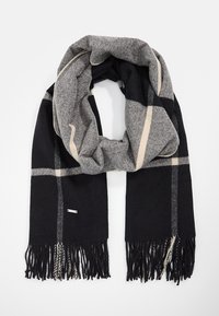 Czarny i szary szal w wzory o miękkiej fakturze, z frędzlami na końcach i jasnobeżową linią akcentującą wzdłuż wzoru.