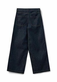 Temno modri kavbojasti culoti imajo visok pas, široke noge in dva zadnja žepa. Tkanina ima gladko teksturo z rumenimi šivi.