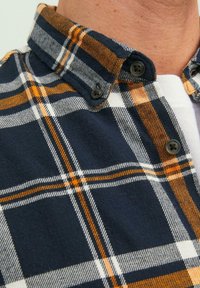 Jack & Jones JJECLASSIC AUTUMN CHECK SHIRT - Camicia - desert sun