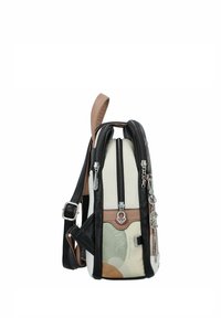 Sac à dos noir et crème avec une finition texturée, doté d'une fermeture à glissière, d'accents en cuir et de charms décoratifs. Design lisse et moderne.