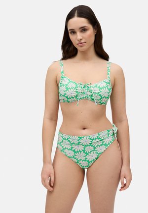 Conjunto de bikini floral verde que incluye un top fruncido con lazos ajustables y braguitas de cintura alta con detalle de nudos en los laterales. Tela suave y elástica.