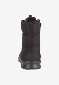 Bota de invierno negra con parte superior de tela suave, collar acolchado, suela de goma texturizada y cierre lateral con cremallera para un fácil acceso.