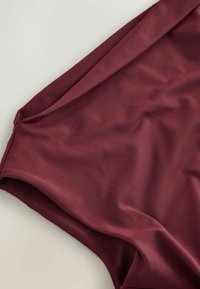 Burgundy svømmedragt lavet af glat, strækbart stof, med rene kanter og minimale sømme for et stilrent design.