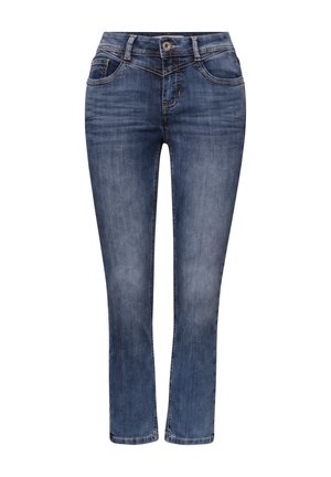 Jean en denim bleu délavé avec bouton à l’avant, fermeture éclair et design cinq poches, présenté de face sur fond blanc.