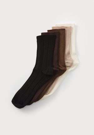 Fyra par ribbade strumpor i svarta, mörkbruna, ljusbruna och krämfärgade nyanser, tillverkade av ett mjukt, elastiskt material med sömlös tå.