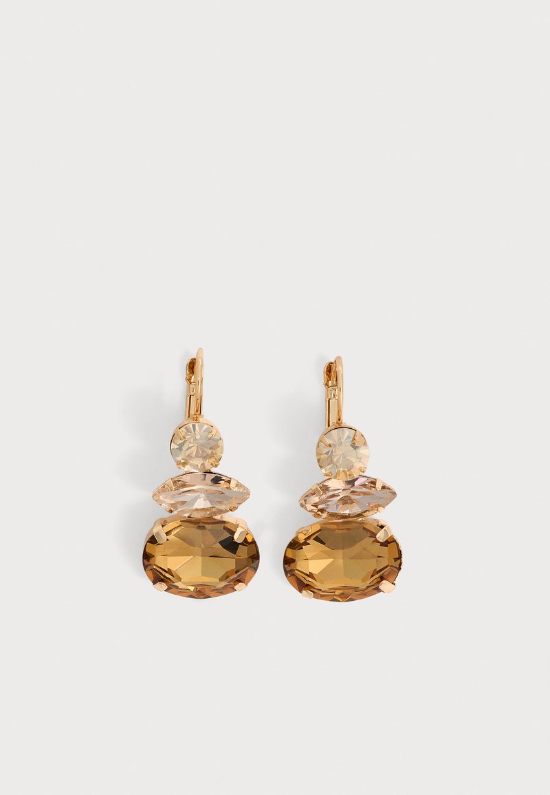 Boucles d’oreilles pendantes ton or avec trois pierres précieuses brun et beige facettées en formes rondes, marquise et ovales.